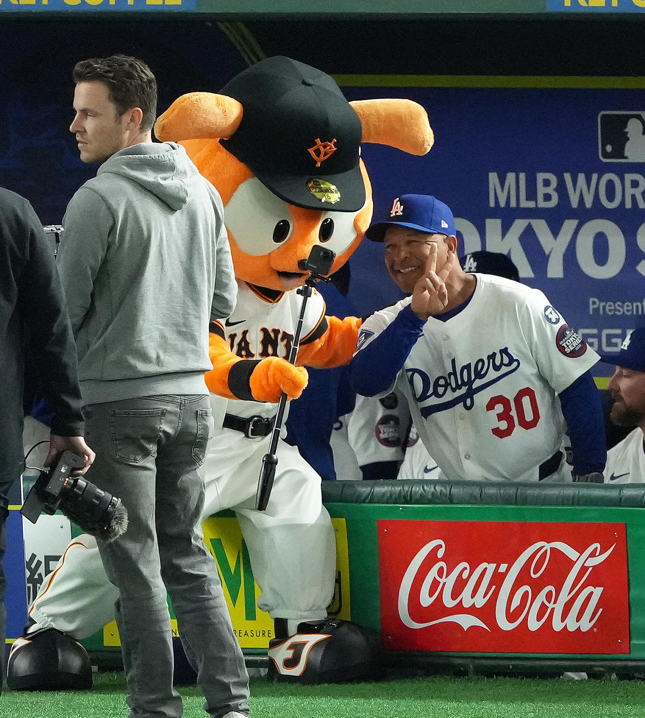 巨人対ドジャース　試合前、巨人マスコットのジャビットと記念撮影するドジャースのロバーツ監督（撮影・足立雅史）