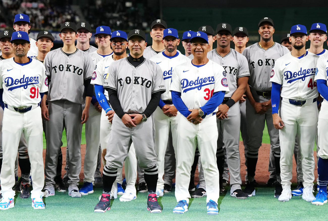 巨人対ドジャース　試合後、写真に納まる巨人阿部監督（手前左）とドジャース・ロバーツ監督（同右）ら（撮影・江口和貴）