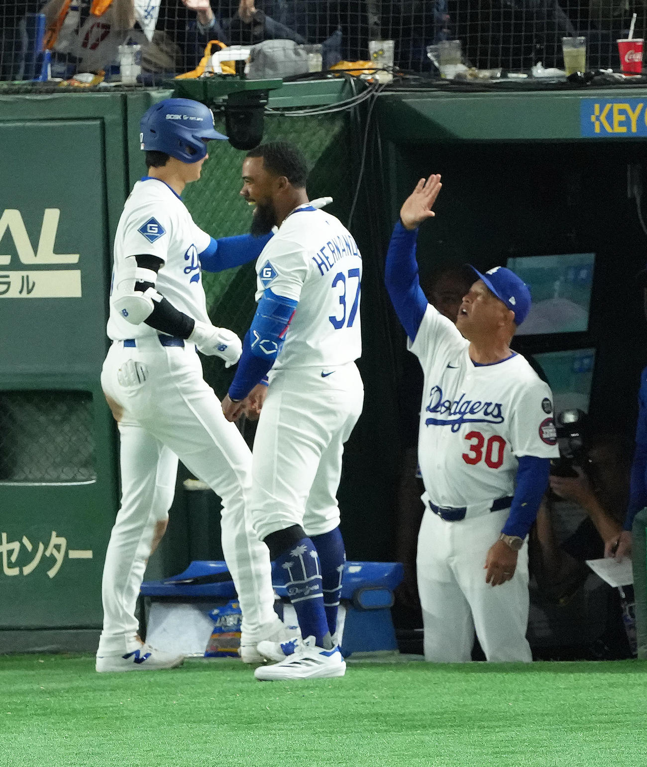巨人対ドジャース　3回表ドジャース無死二塁、大谷（左）は右越え2点本塁打を放ちロバーツ監督（右）らにタッチで迎えられる（撮影・足立雅史）
