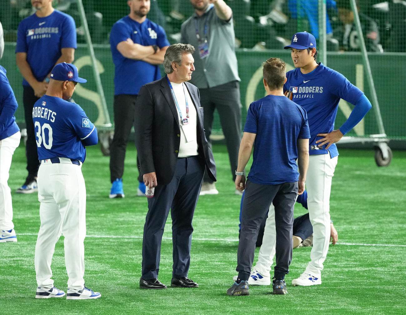 試合前練習中、ドジャースのロバーツ監督（左端）らと話す大谷（撮影・足立雅史）