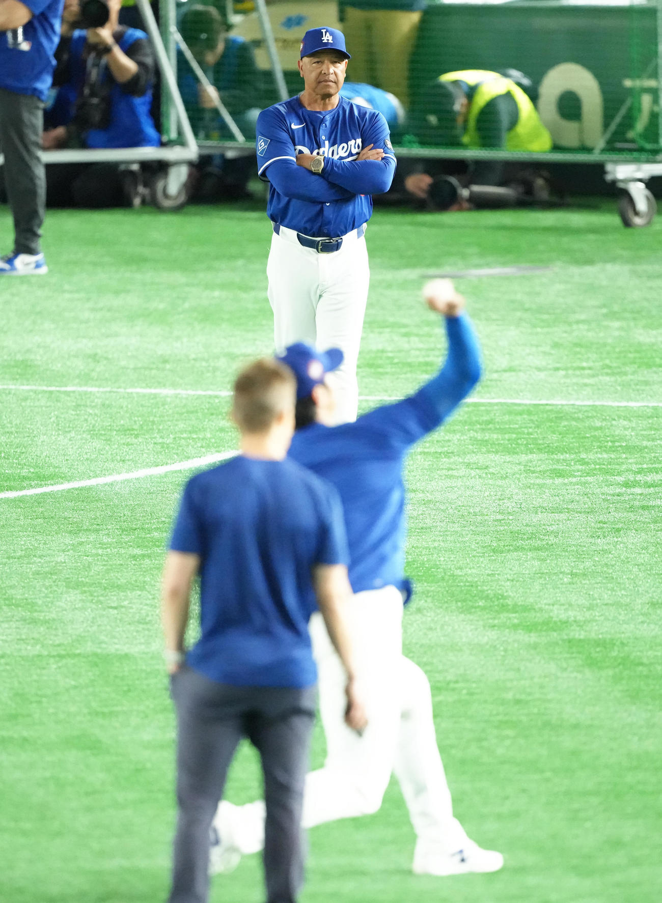 試合前、ドジャース大谷（手前右）の練習を見つめるロバーツ監督（撮影・足立雅史）