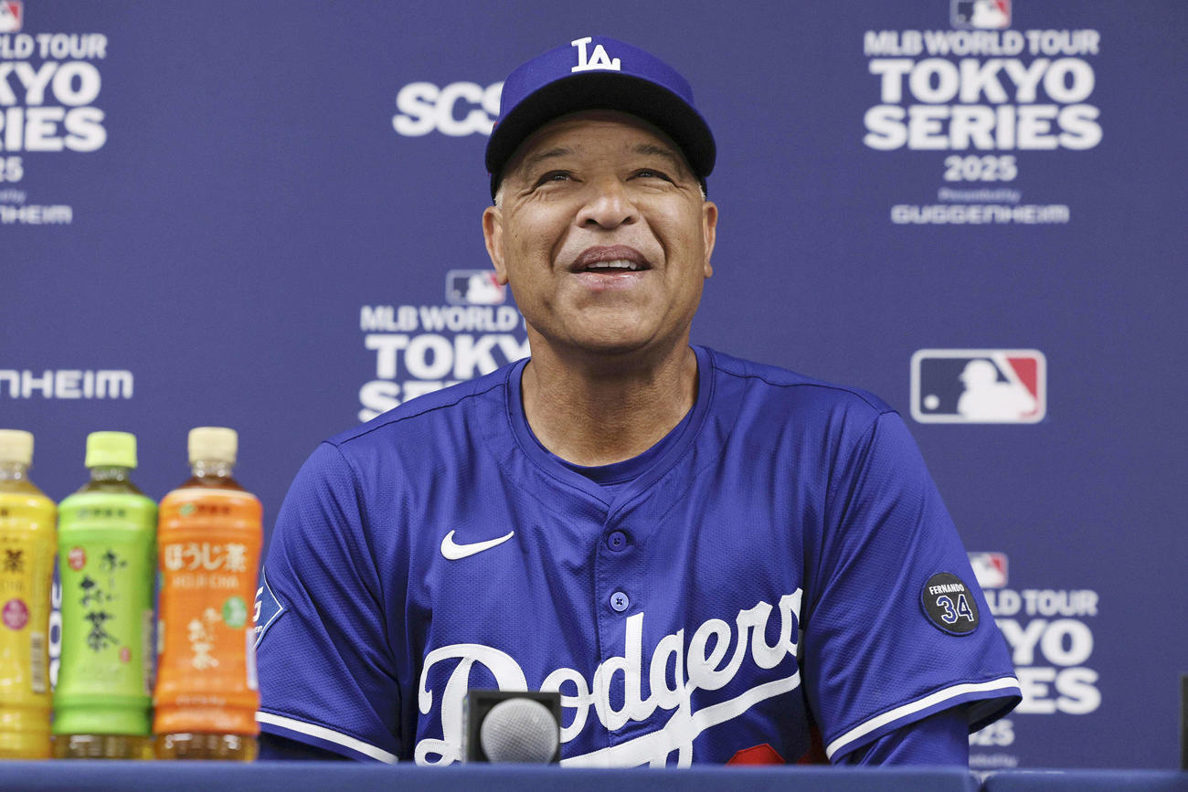 巨人対ドジャース　巨人戦を前に記者会見に臨むドジャースのデーブ・ロバーツ監督（主催者提供）＝2025年3月15日