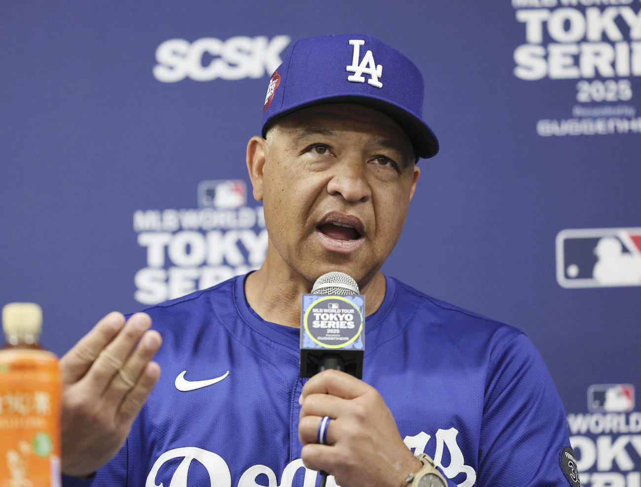 巨人対ドジャース　巨人戦を前に記者会見に臨むドジャースのデーブ・ロバーツ監督（主催者提供）＝2025年3月15日