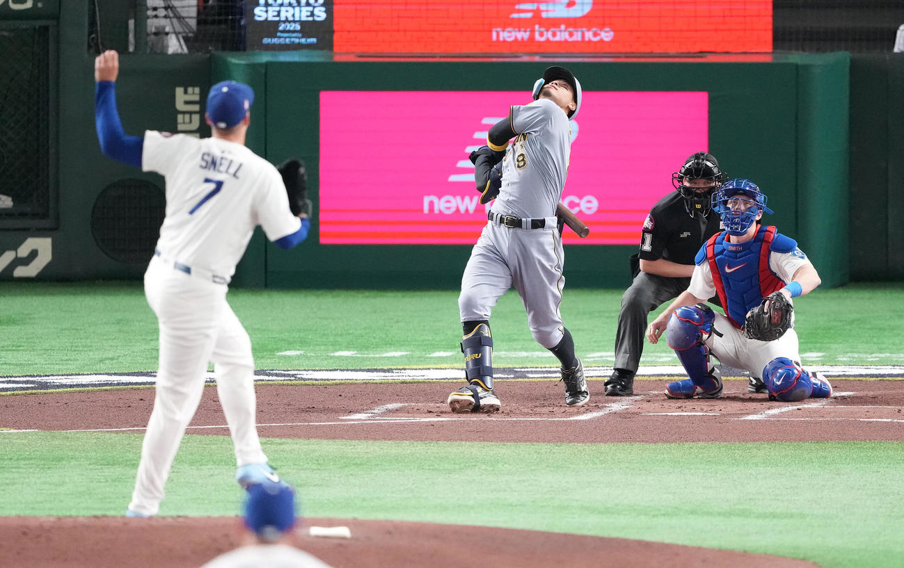 阪神対ドジャース　1回裏阪神2死、遊飛に倒れる佐藤輝。スネル（撮影・鈴木みどり）