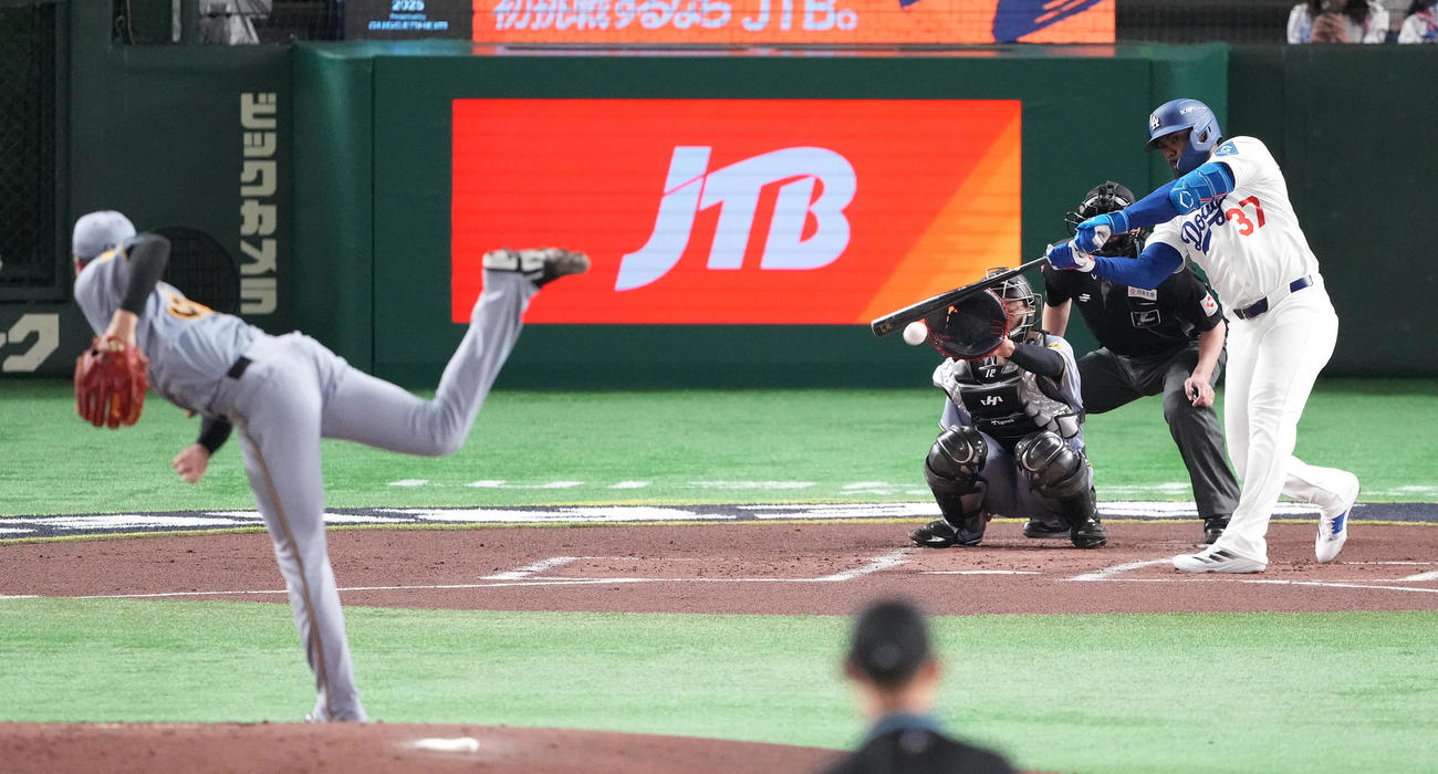 阪神対ドジャース　2回表ドジャース無死、投ゴロに倒れるヘルナンデス。投手才木（撮影・鈴木みどり）