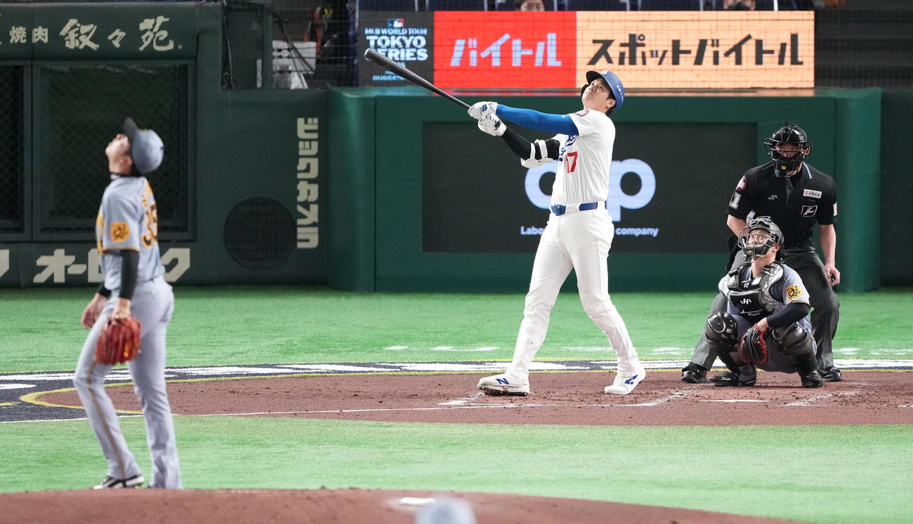 阪神対ドジャース　3回表ドジャース2死、中飛に倒れる大谷。投手才木（撮影・鈴木みどり）