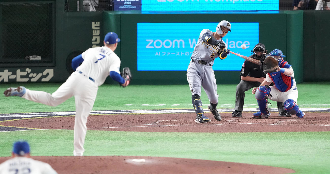 阪神対ドジャース　4回裏阪神無死一、三塁、先制の右越え3点本塁打を放つ佐藤輝。投手スネル（撮影・鈴木みどり）