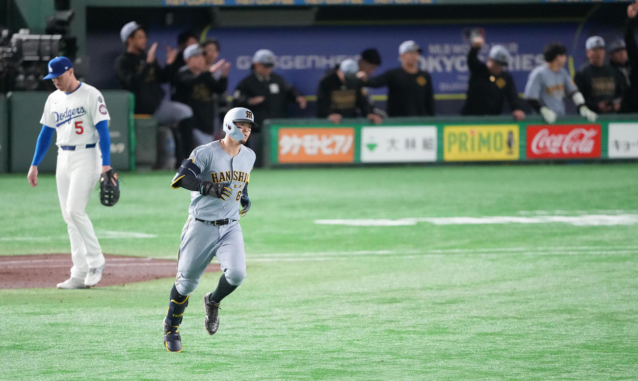 阪神対ドジャース　4回裏阪神無死一、三塁、先制の右越え3点本塁打を放ち、ダイヤモンドをまわる佐藤輝（撮影・鈴木みどり）