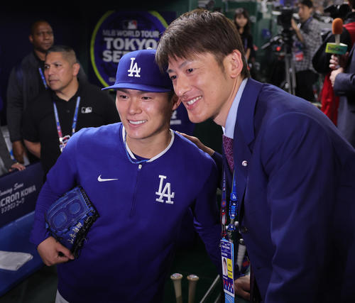 阪神対ドジャース　笑顔で写真に納まるドジャース山本（左）と能見篤史氏（撮影・野上伸悟）