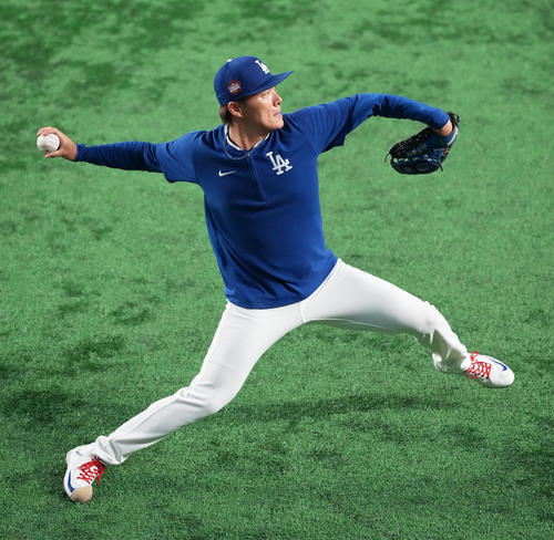 阪神対ドジャース　試合前練習でキャッチボールするドジャース山本（撮影・鈴木みどり）