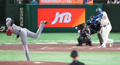 阪神対ドジャース　2回表ドジャース無死、投ゴロに倒れるヘルナンデス。投手才木（撮影・鈴木みどり）