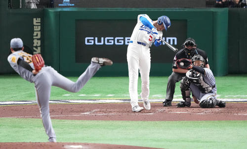 阪神対ドジャース　4回表ドジャース1死、空振り三振に倒れるフリーマン。投手才木（撮影・鈴木みどり）
