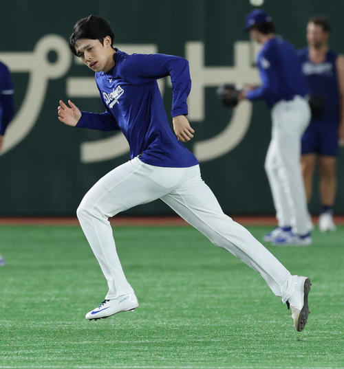 阪神対ドジャース　練習を行うドジャース佐々木（撮影・野上伸悟）