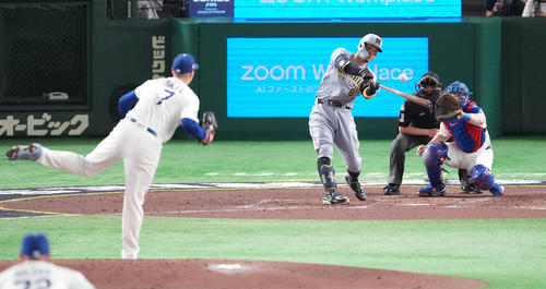 阪神対ドジャース　4回裏阪神無死一、三塁、先制の右越え3点本塁打を放つ佐藤輝。投手スネル（撮影・鈴木みどり）