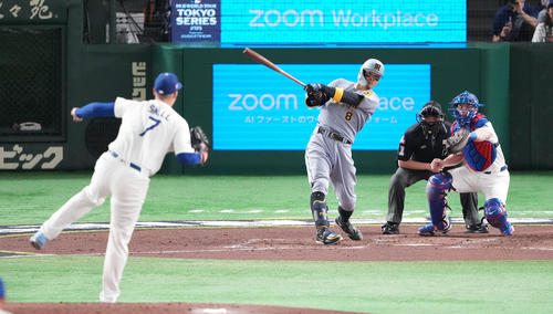 阪神対ドジャース　4回裏阪神無死一、三塁、先制の右越え3点本塁打を放つ佐藤輝。投手スネル（撮影・鈴木みどり）