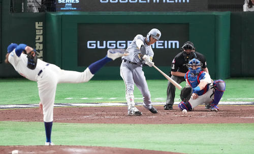 阪神対ドジャース　9回裏阪神2死一塁、内野安打を放つ小幡。投手グラスノー（撮影・鈴木みどり）