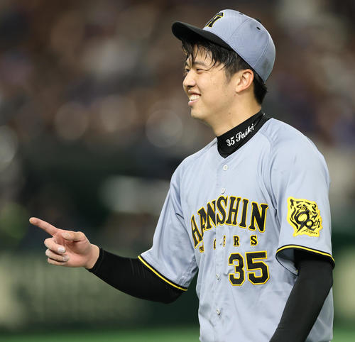 阪神対ドジャース　5回無失点で終え、笑顔でベンチに戻る才木（撮影・野上伸悟）