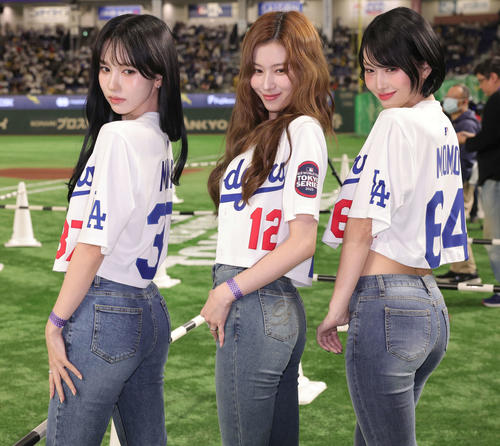 阪神対ドジャース　練習見学に現れた、左からMISAMOのミナ、サナ、モモ（撮影・野上伸悟）