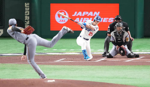阪神対ドジャース　1回表ドジャース1死、空振り三振に倒れるエドマン。投手才木（撮影・鈴木みどり）