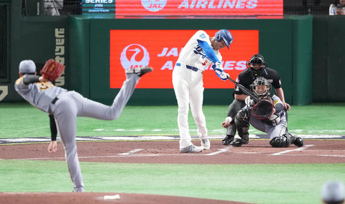 阪神対ドジャース　1回表ドジャース2死、二ゴロに倒れるフリーマン。投手才木（撮影・鈴木みどり）