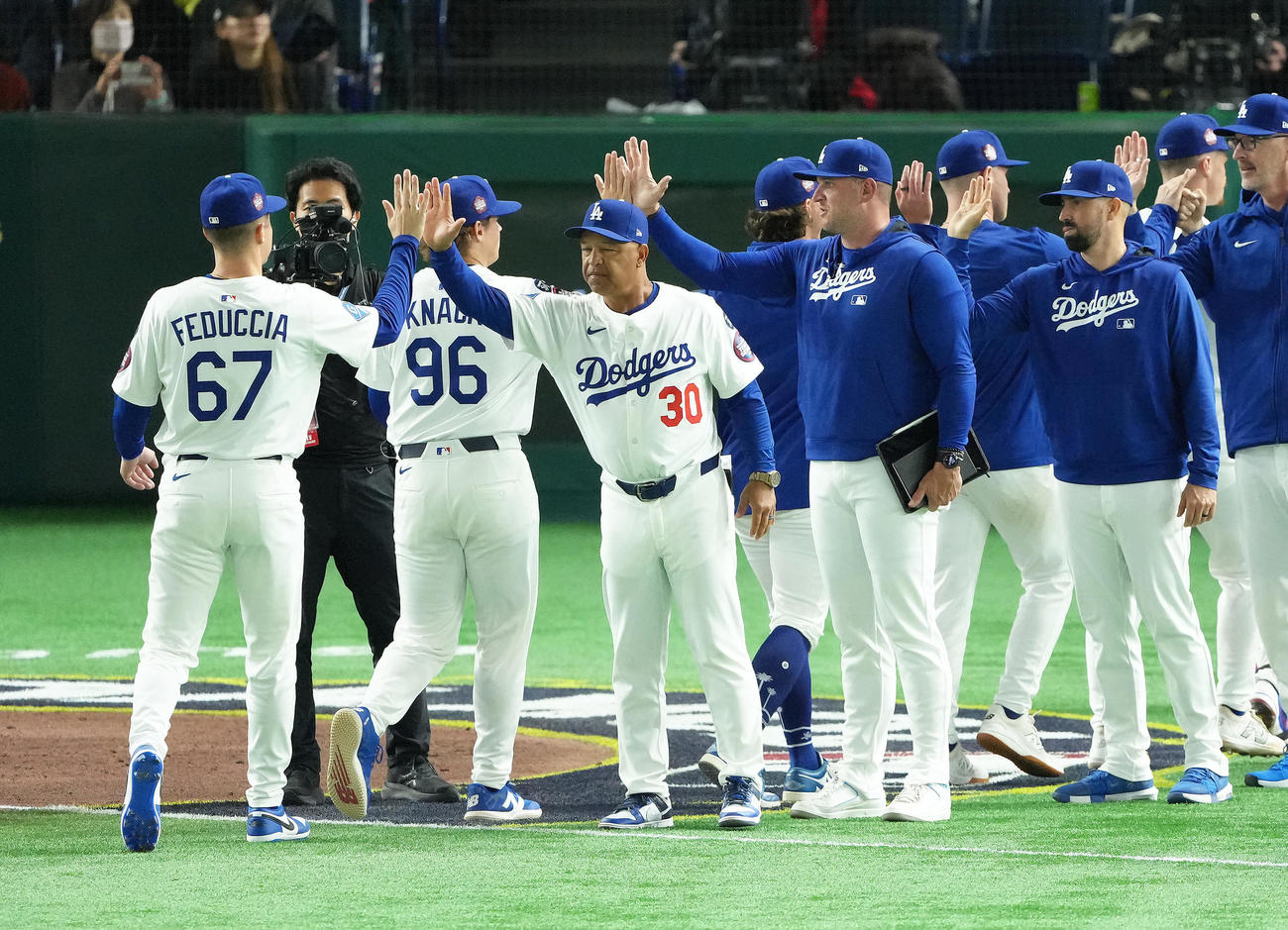 巨人対ドジャース　巨人に勝利し、タッチを交わすドジャースのデーブ・ロバーツ監督（中央）＝2025年3月15日