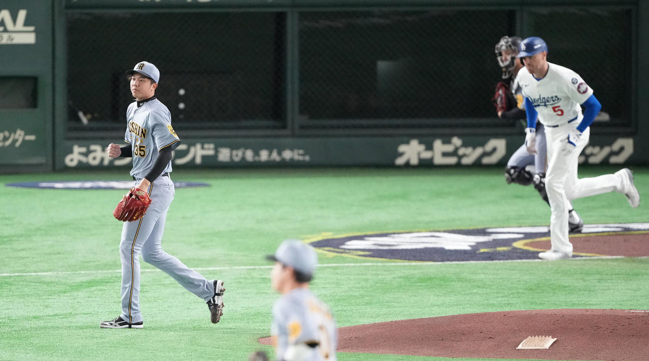 阪神対ドジャース　1回表ドジャース2死、フリーマンを二ゴロに仕留める才木（撮影・鈴木みどり）