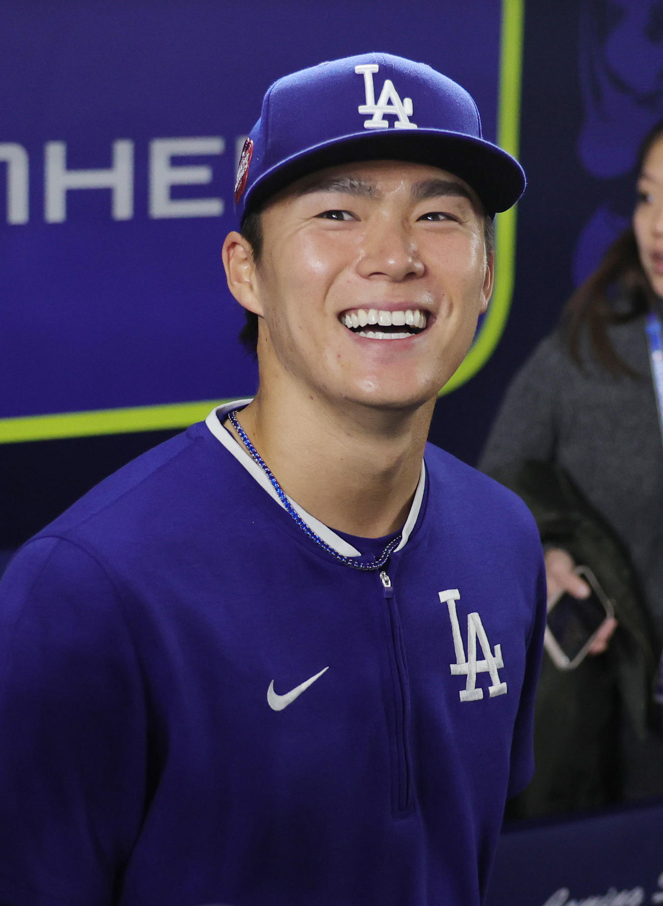 阪神対ドジャース　試合前に笑顔を見せるドジャース山本（撮影・野上伸悟）