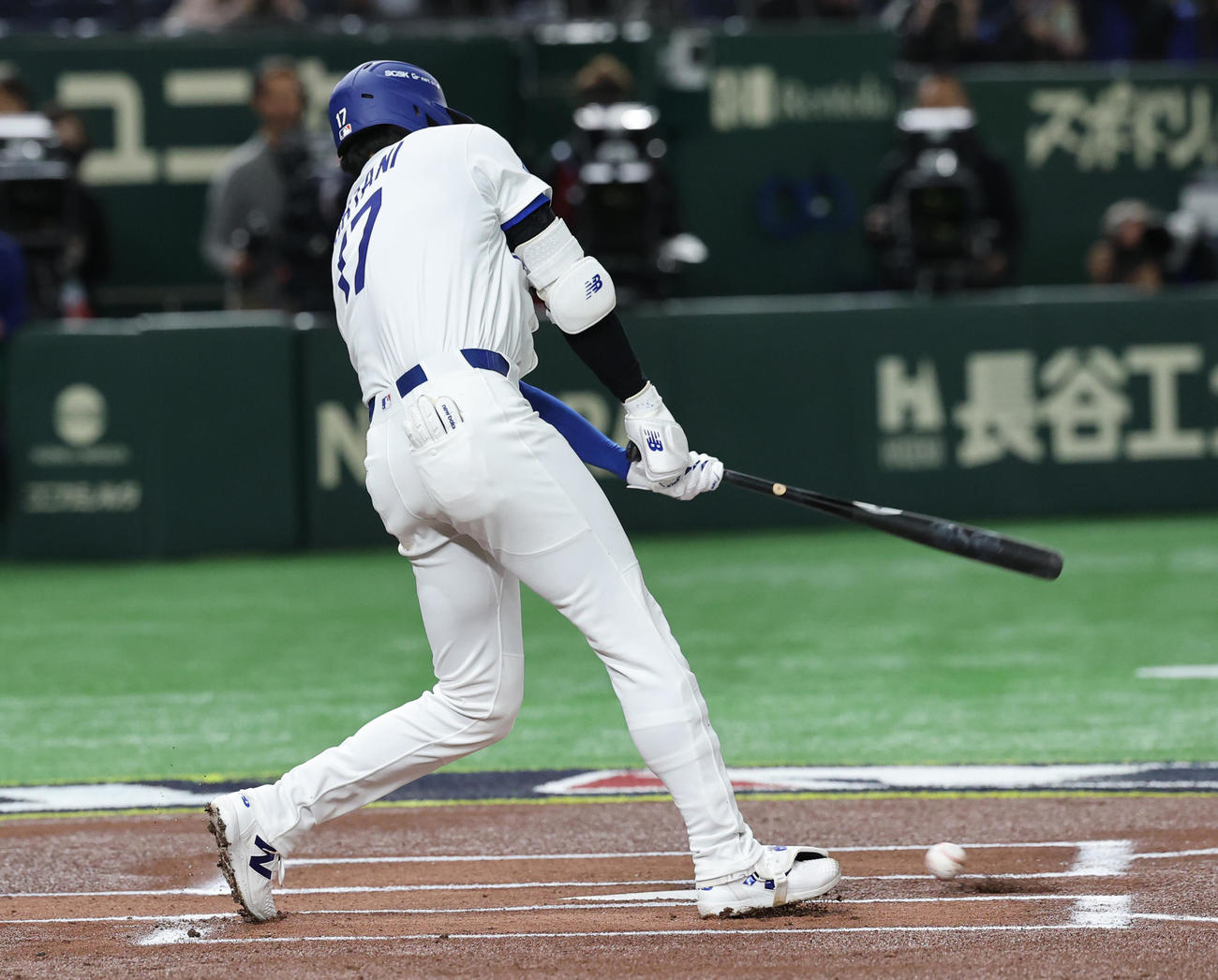 阪神対ドジャース　1回表ドジャース無死、空振り三振に倒れる大谷（撮影・野上伸悟）