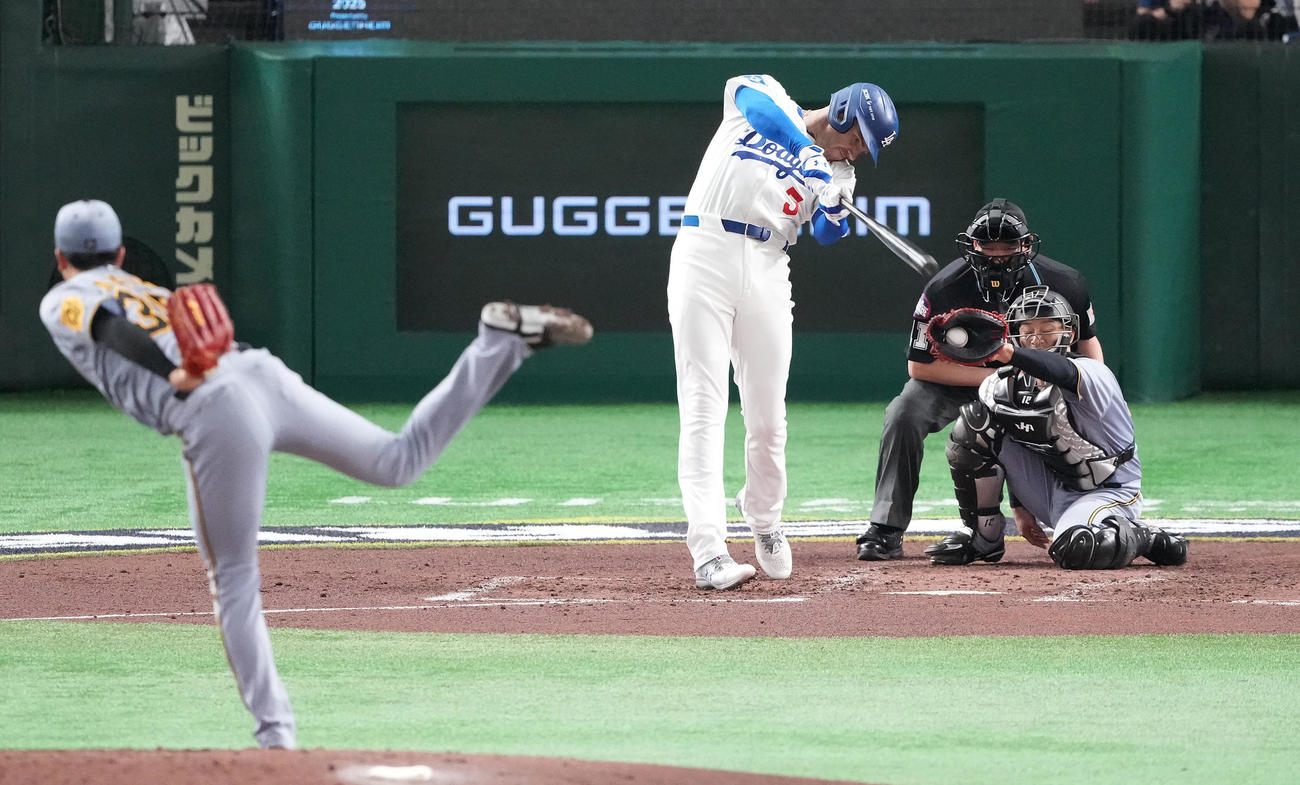阪神対ドジャース　4回表ドジャース1死、空振り三振に倒れるフリーマン。投手才木（撮影・鈴木みどり）