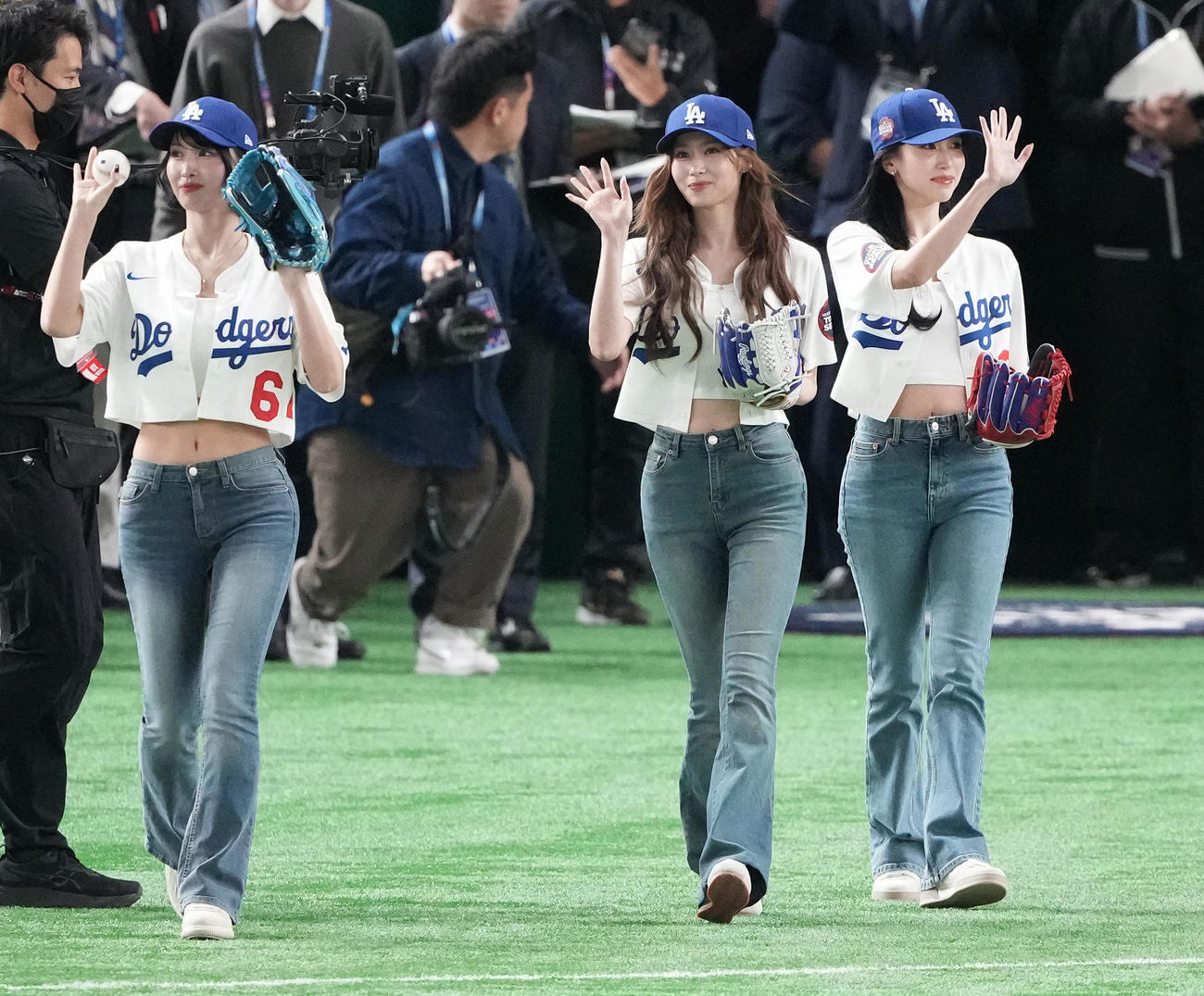 阪神対ドジャース　始球式に向かうMISAMO（撮影・鈴木みどり）