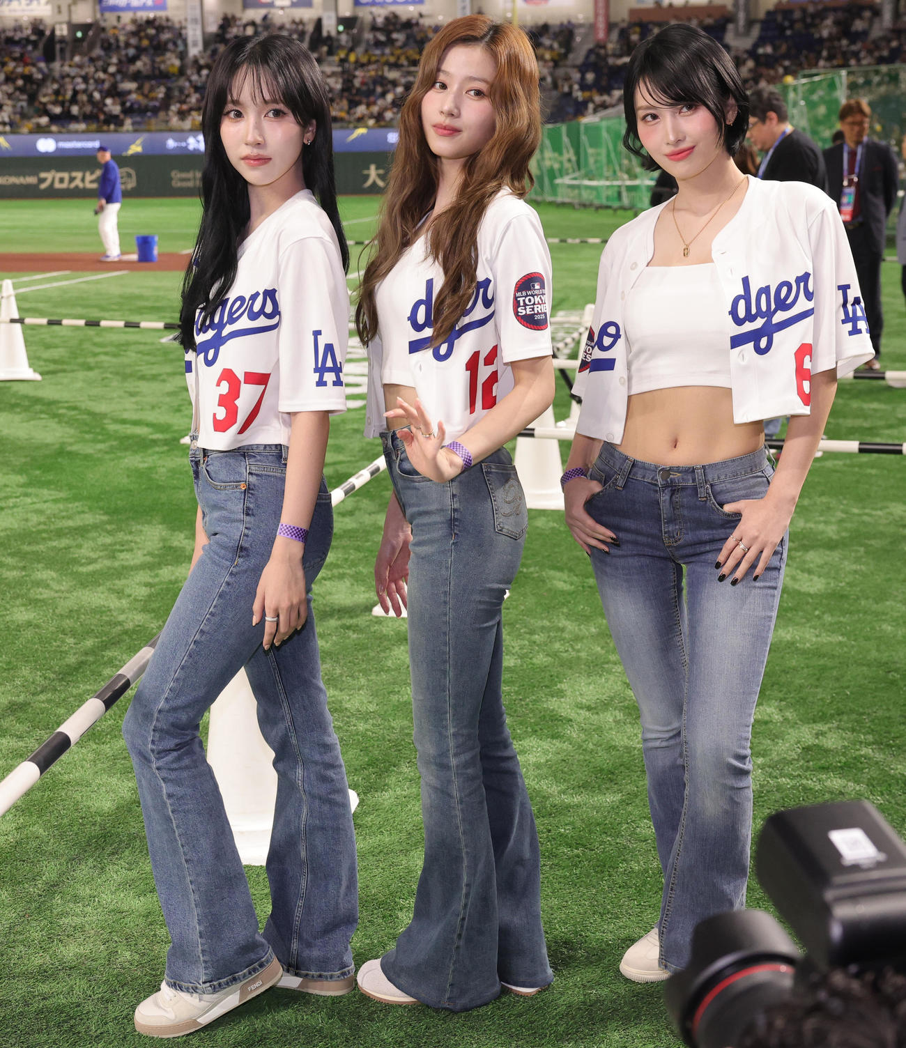 阪神対ドジャース　練習見学に現れた、左からMISAMOのミナ、サナ、モモ（撮影・野上伸悟）