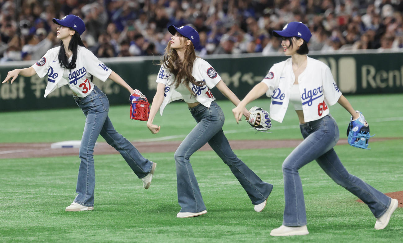阪神対ドジャース　始球式を行う、左からMISAMOのミナ、サナ、モモ（撮影・野上伸悟）