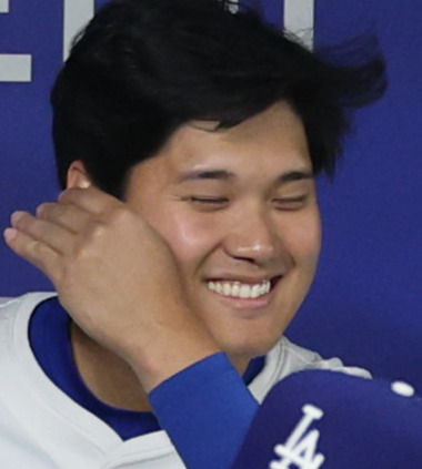 阪神対ドジャース　ベンチで笑顔を見せるドジャース大谷（撮影・野上伸悟）