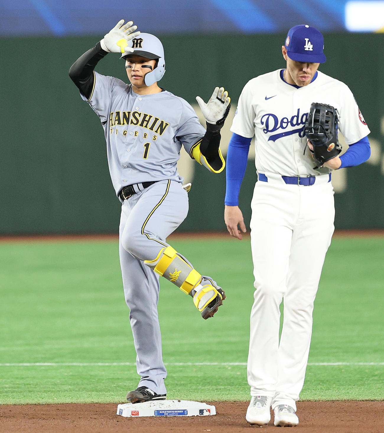 阪神対ドジャース　4回裏阪神無死、左二塁打を放ちドジャース大谷ばりのポーズで喜ぶ森下（撮影・野上伸悟）
