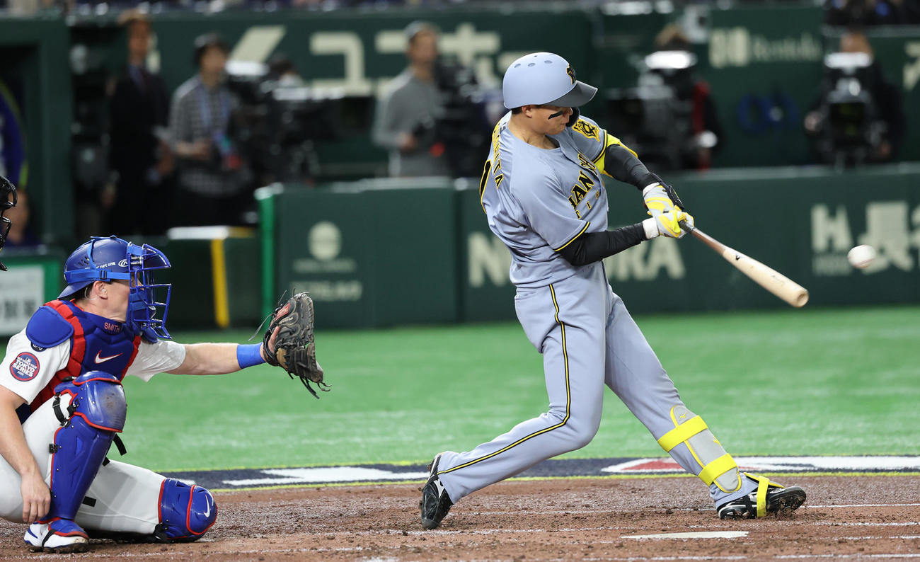 阪神対ドジャース　4回裏阪神無死、左二塁打を放つ森下（撮影・野上伸悟）