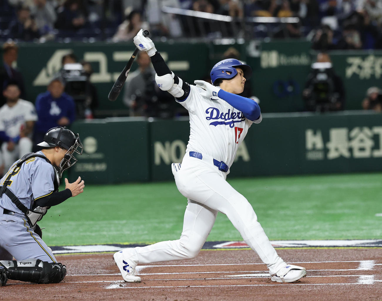 阪神対ドジャース　1回表ドジャース無死、空振り三振に倒れる大谷（撮影・野上伸悟）