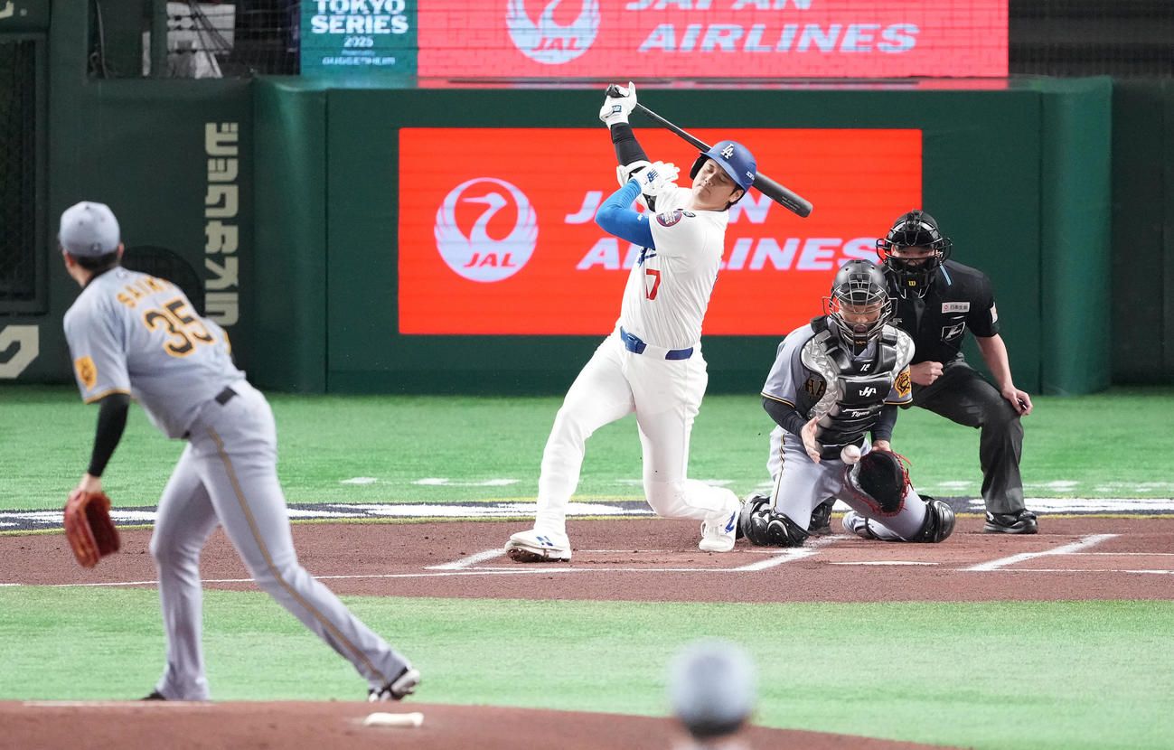 阪神対ドジャース　1回表ドジャース無死、空振り三振に倒れる大谷。投手才木（撮影・鈴木みどり）