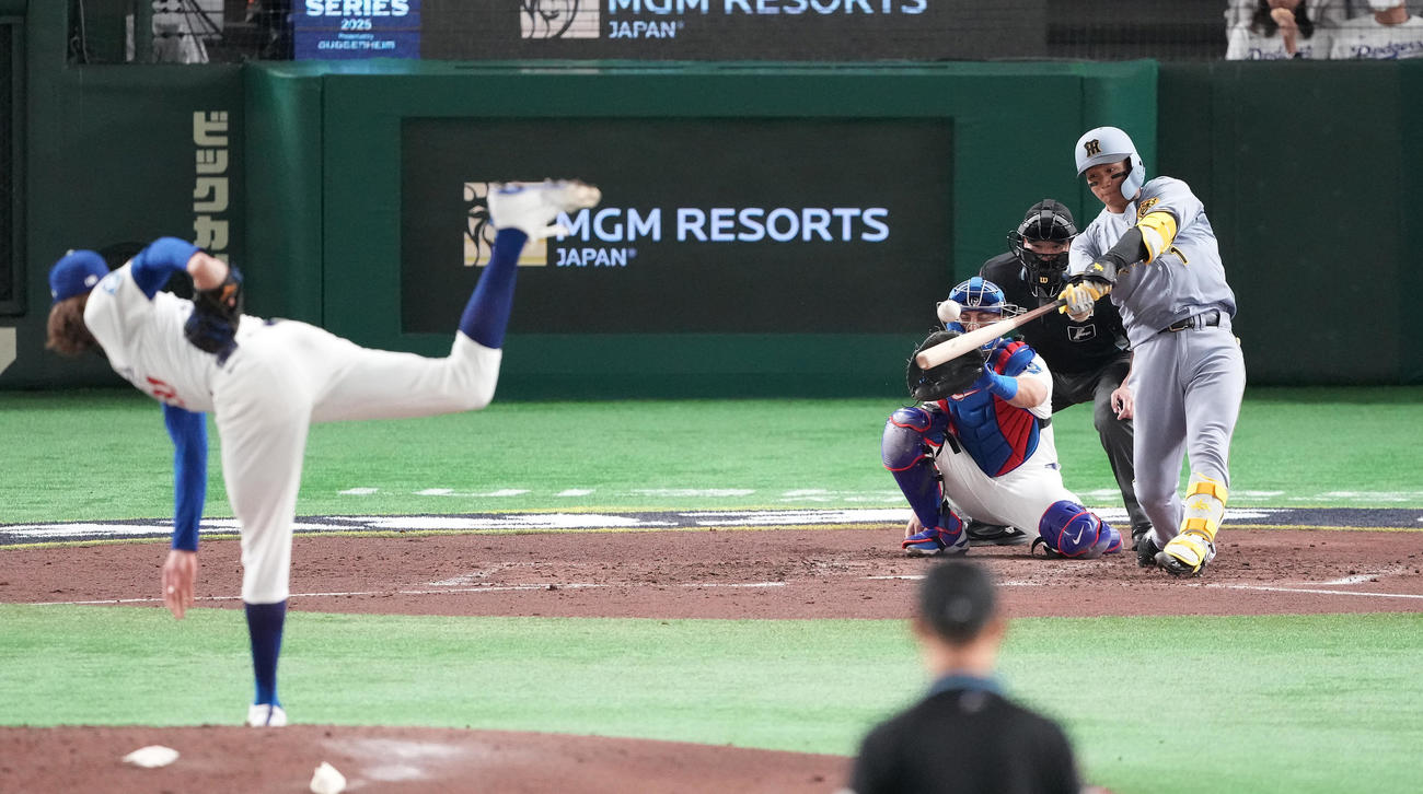阪神対ドジャース　6回裏阪神無死、左飛に倒れる森下。投手グラスノー（撮影・鈴木みどり）