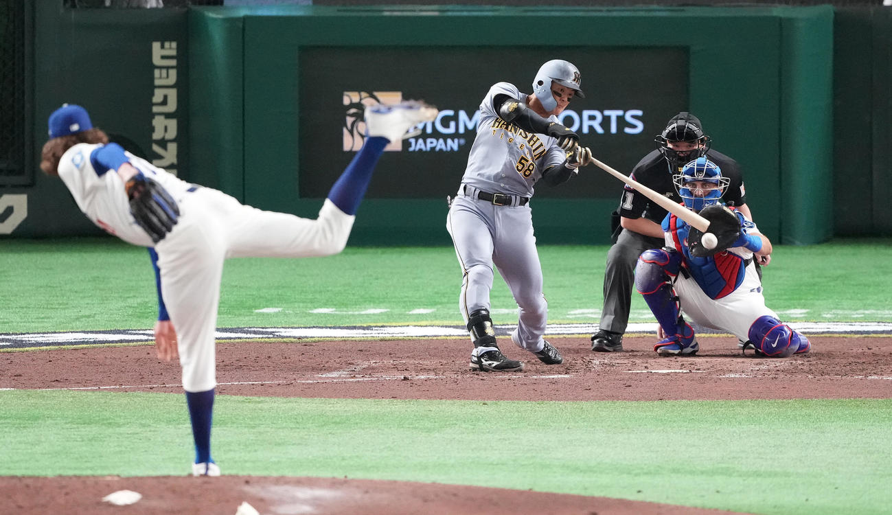 阪神対ドジャース　6回裏阪神2死、左前打を放つ前川。投手グラスノー（撮影・鈴木みどり）