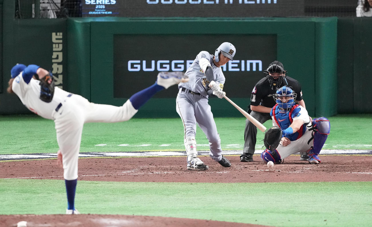 阪神対ドジャース　9回裏阪神2死一塁、内野安打を放つ小幡。投手グラスノー（撮影・鈴木みどり）
