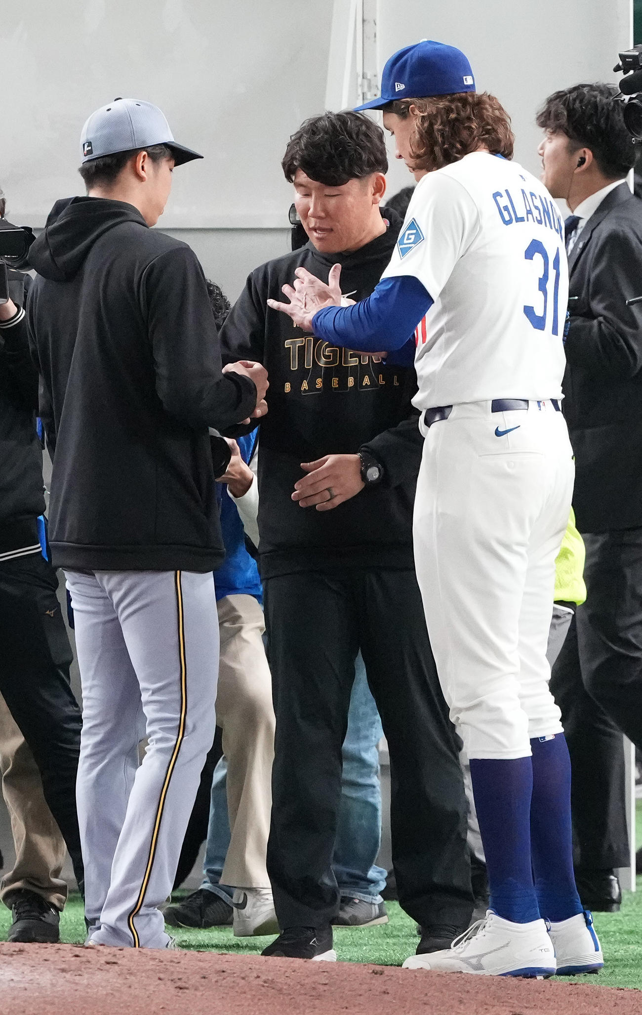 阪神対ドジャース　試合後、ドジャースのグラスノー（右）と話す阪神才木（撮影・鈴木みどり）