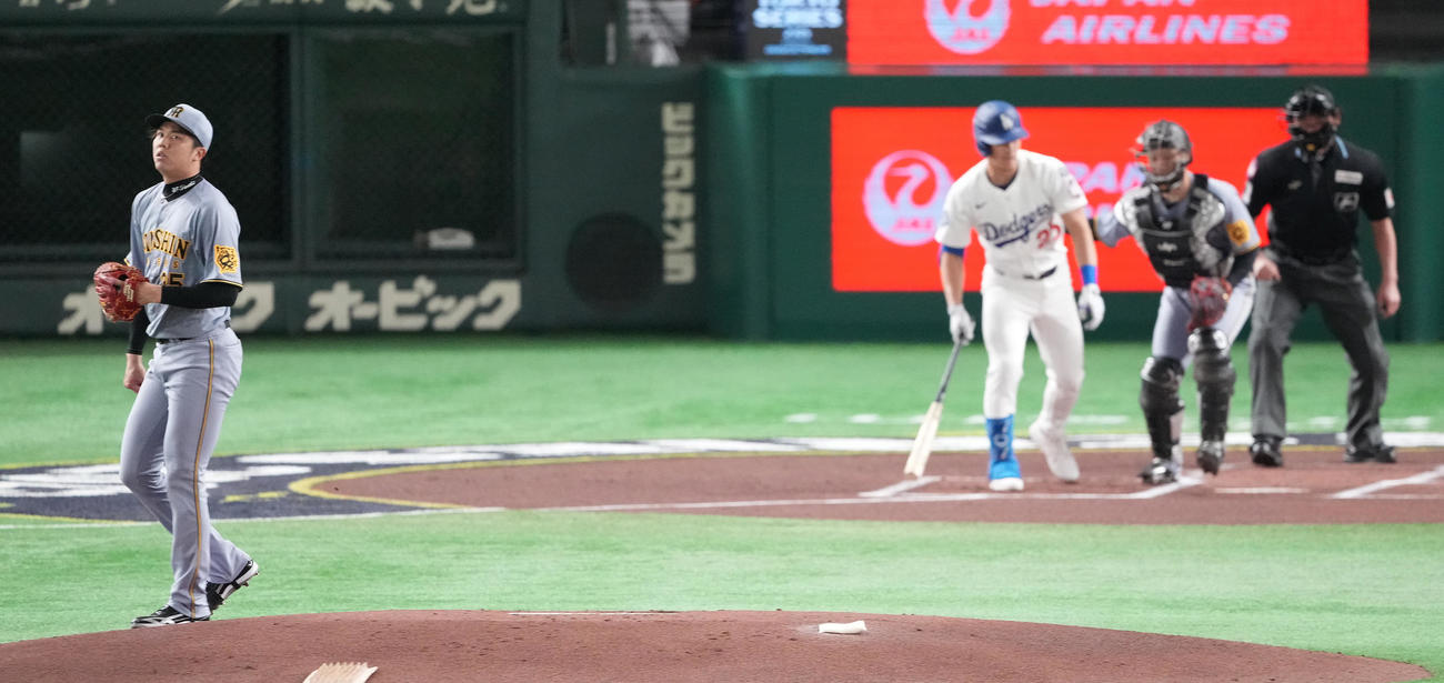 阪神対ドジャース　1回表ドジャース1死、エドマンを空振り三振に仕留める才木（撮影・鈴木みどり）