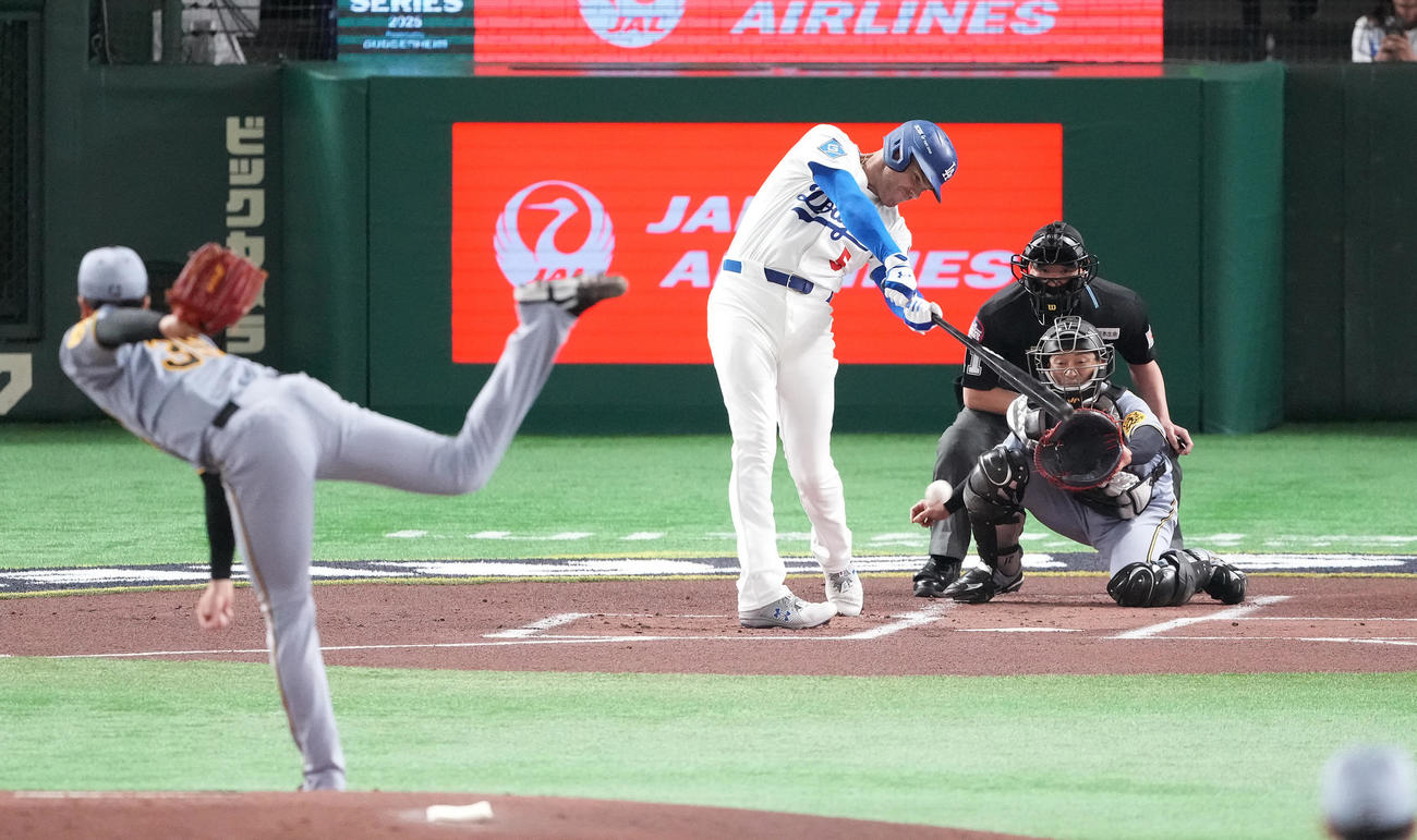 阪神対ドジャース　1回表ドジャース2死、二ゴロに倒れるフリーマン。投手才木（撮影・鈴木みどり）