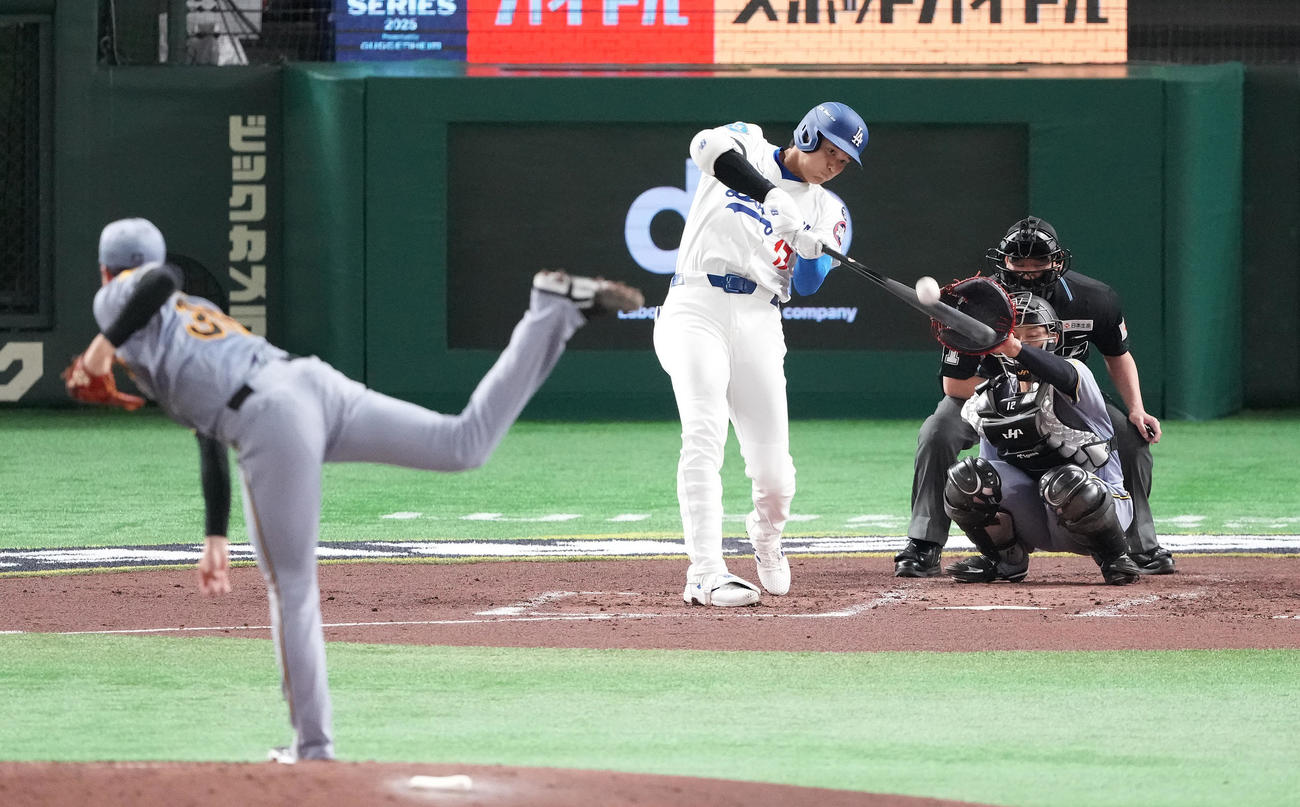 阪神対ドジャース　3回表ドジャース2死、中飛に倒れる大谷。投手才木（撮影・鈴木みどり）