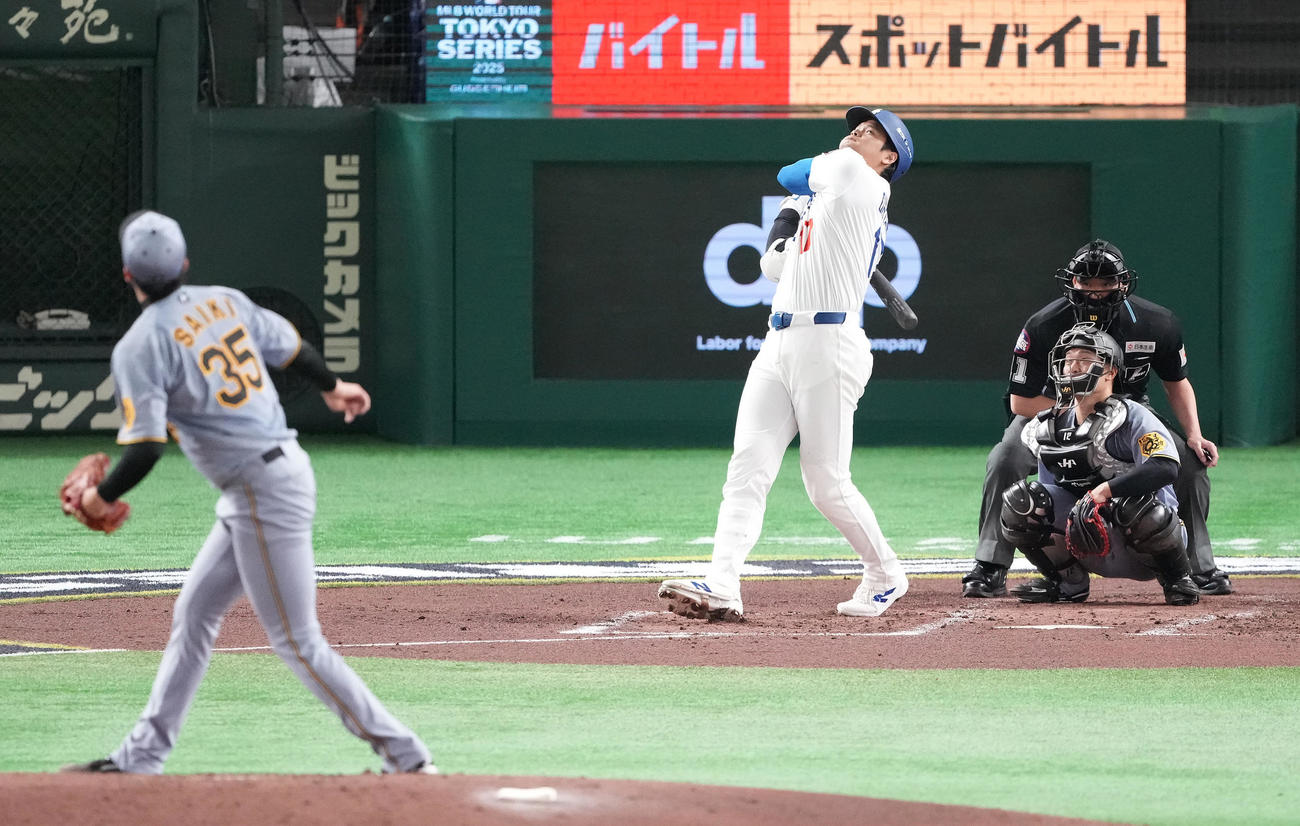 阪神対ドジャース　3回表ドジャース2死、中飛に倒れる大谷。投手才木（撮影・鈴木みどり）