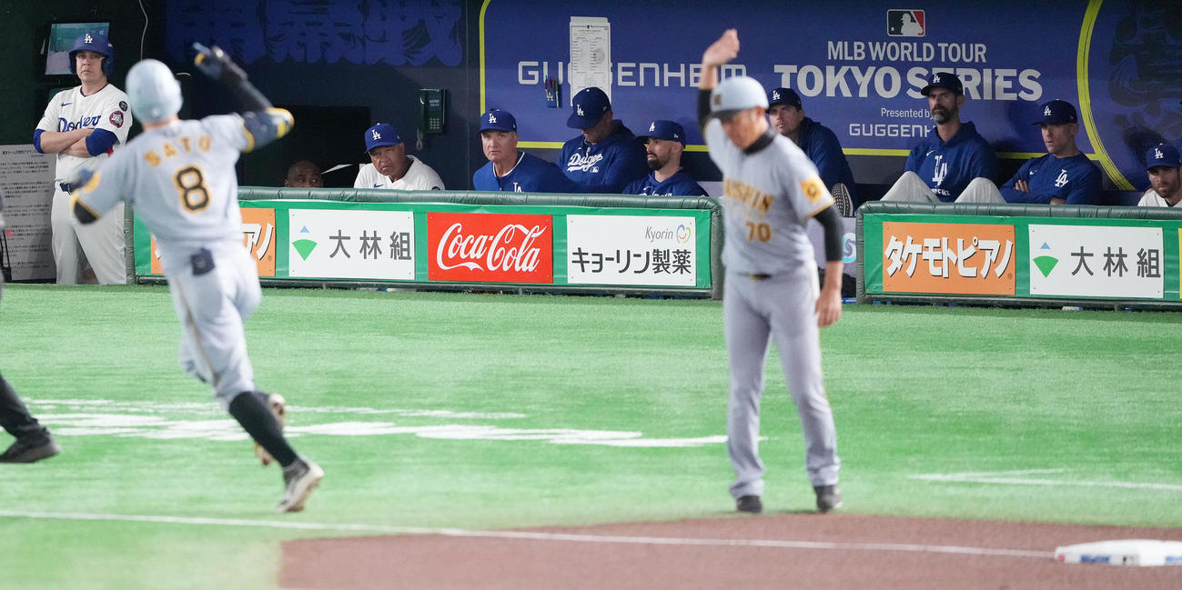 阪神対ドジャース　4回裏阪神無死一、三塁、佐藤輝（左手前）に先制の右越え3点本塁打を浴び、ぼうぜんとするロバーツ監督（左奥から2人目）（撮影・鈴木みどり）