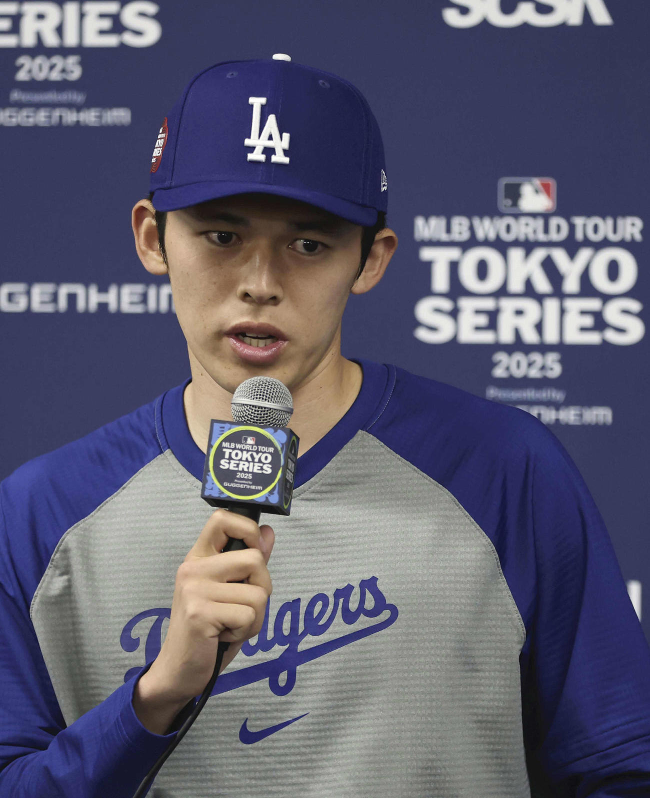 阪神対ドジャース　試合後記者会見に臨むドジャース佐々木（主催者提供）
