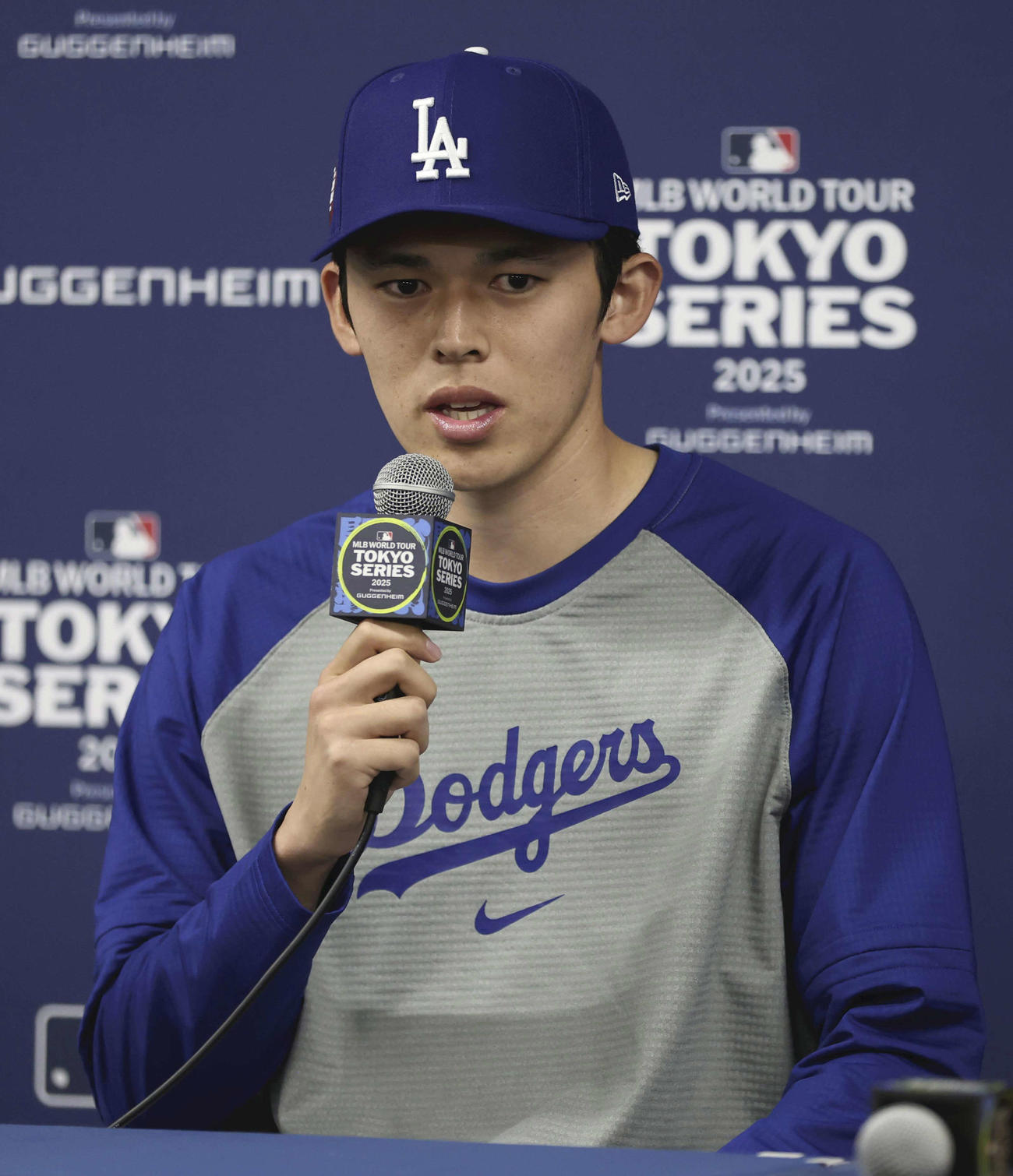 阪神対ドジャース　試合後記者会見に臨むドジャース佐々木（主催者提供）