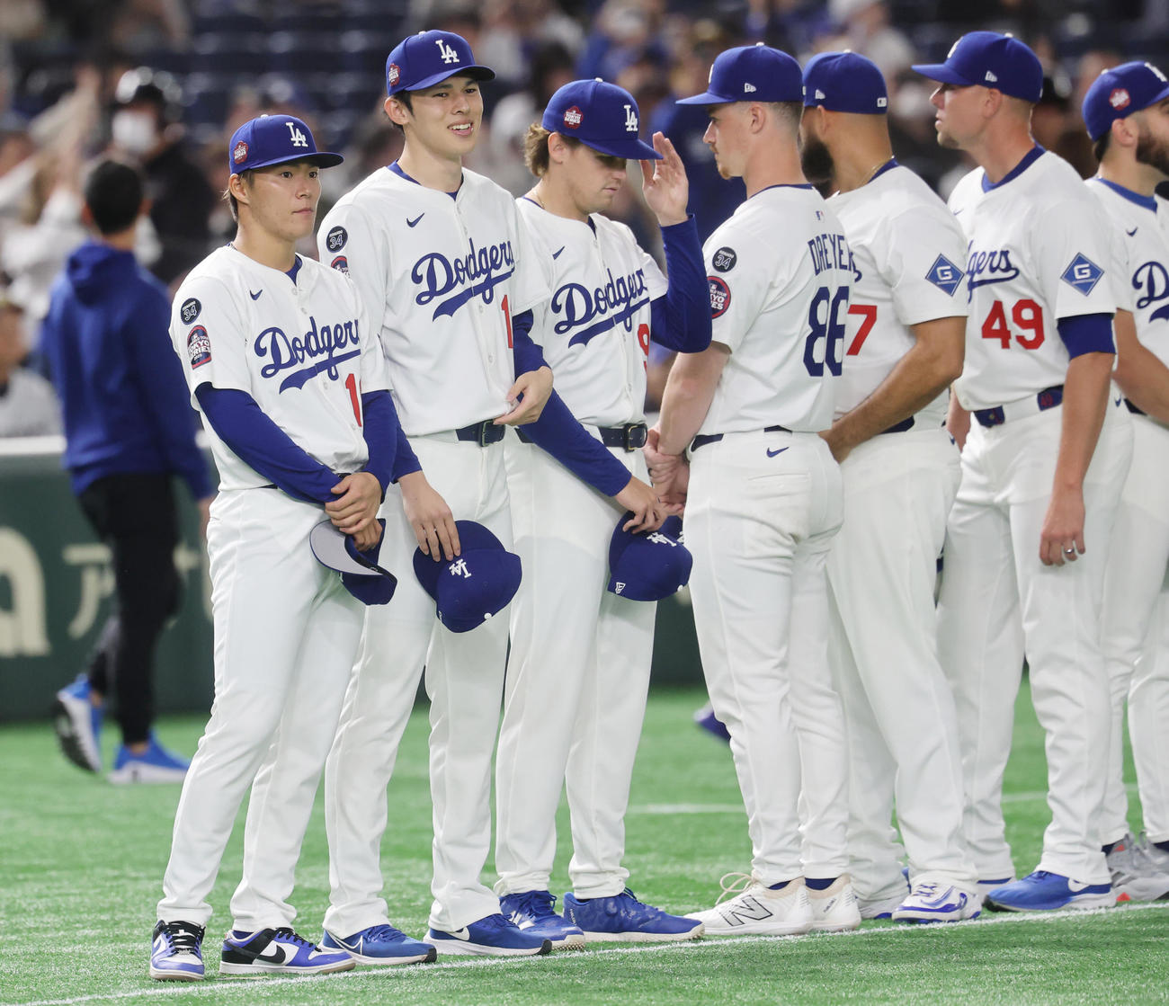 阪神対ドジャース　試合前のセレモニーで整列する、左からドジャース山本、佐々木ら（撮影・野上伸悟）