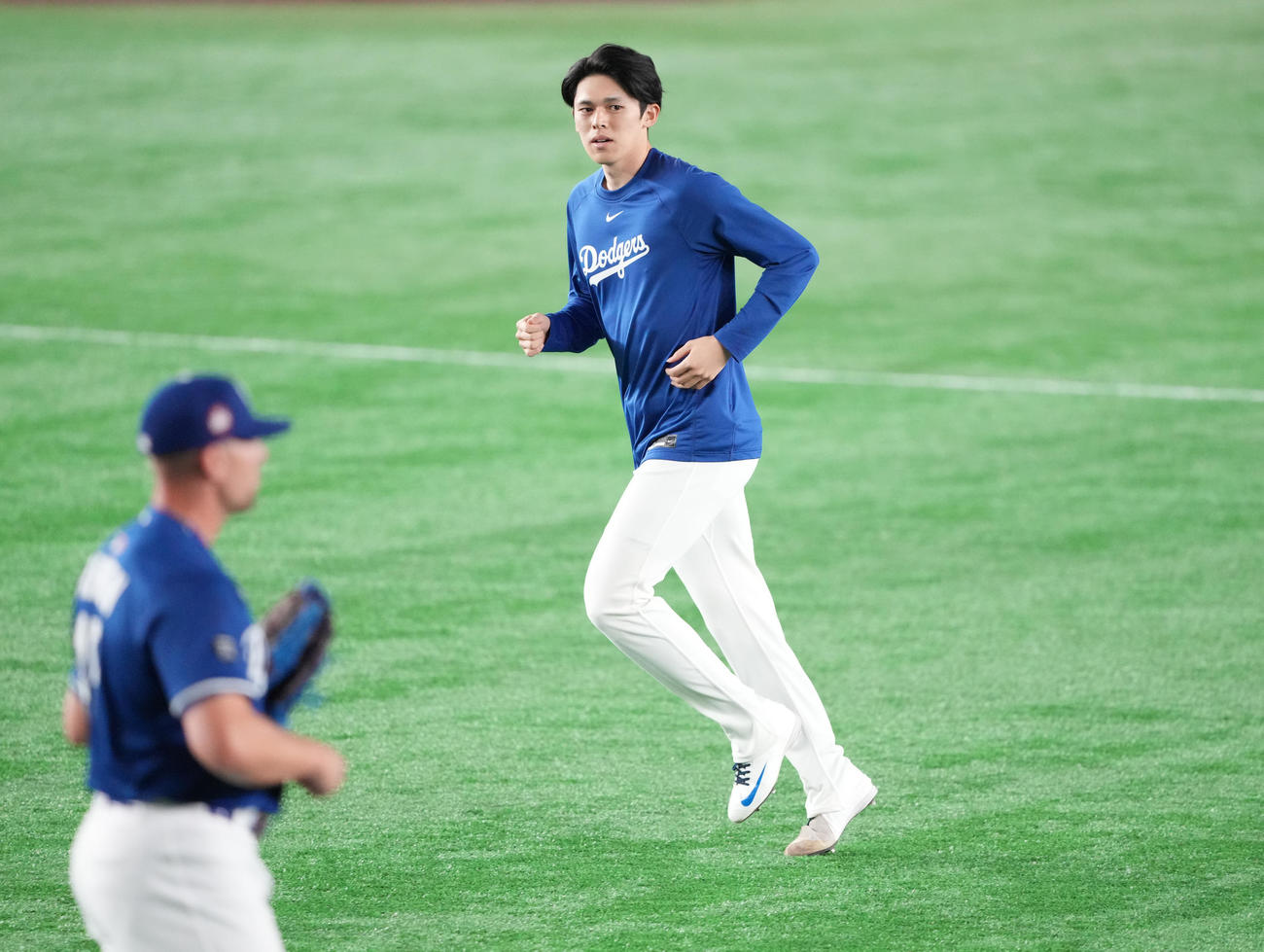 阪神対ドジャース　アップするドジャース佐々木（撮影・鈴木みどり）